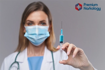 Врач готовит шприц с медикаментом